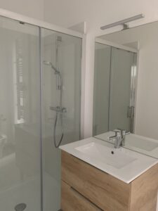 Location - BEGIP Appartement de type 4 NEUF – Centre Ville de Limoges - rue de la Mauvendière (87000) Superbe appartement traversant situé au 2ème étage d’un immeuble calme et sécurisé par vigik. D'une surface de 92.8 m², le bien s'agence comme suit ; une pièce de vie lumineuse avec placard, un cellier, cuisine équipée (réfrigérateur, de plaques de cuisson vitrocéramique, d'une hotte et de nombreux rangements). Trois grandes chambres, chacune équipée de sa propre salle d'eau avec WC. Interphone / Chauffage individuel électrique / Double vitrage Location : Loyer hors charges : 850.00 € / mois Provision pour charges : 50.00 € / mois Loyer charges comprises : 900.00 € / mois Honoraires à la charge du locataire : 612.00 € TTC Logement T4 à visiter dès aujourd’hui avec l’agence BEGIP, de 9 heures à 18h00. Frais d’agence réduit à 100 € pour les étudiants !! Dépôt de garantie : 1 mois de loyer hors charges. ALS Possible. Référence : 14M4 BEGIP, spécialiste de la location de logements étudiants à Limoges depuis plus de 30 ans. Téléphone : 0555339750 Email : contact@begip.fr https://begip.fr/ https://www.university-meissonier.fr/